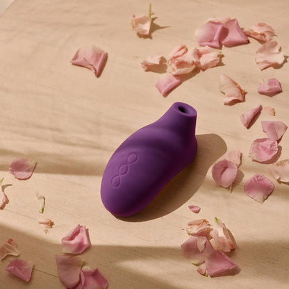LELO SONA 2 Sonic Waves Clit Sucker อุปกรณ์กระตุ้นคลิทอริสด้วยคลื่นโซนิก กันน้ำได้ สำหรับผู้หญิง เพื่อความพึงพอใจที่ลึกซึ้งยิ่งขึ้น สี Cerise